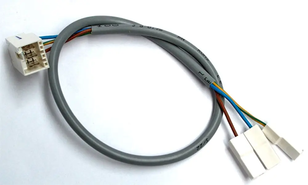 Daikin Kabel mit mehreren Anschlüssen, bestehend aus grauem Kabel mit verschiedenen farbigen Drähten, zur Verbindung von Komponenten in Heizsystemen.